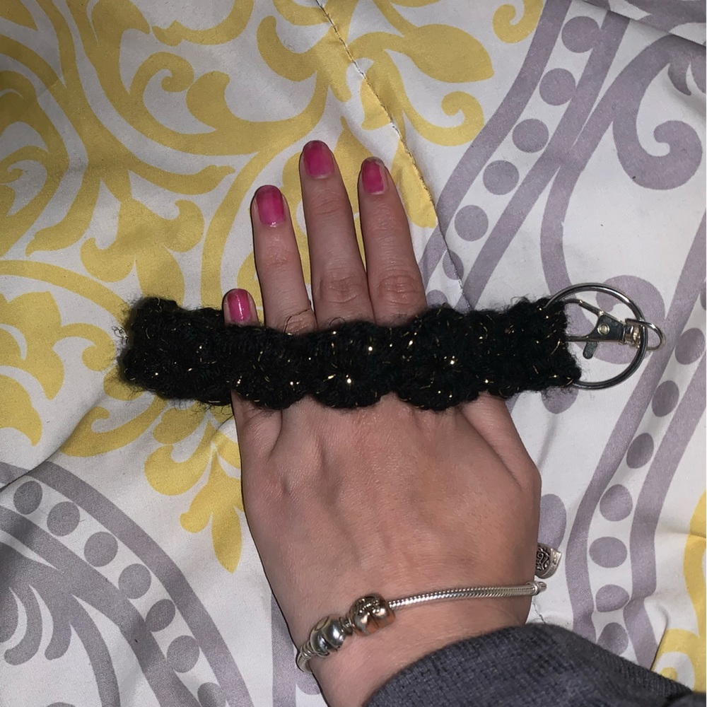 Crochet Shell keychain - Picture 3 of 3